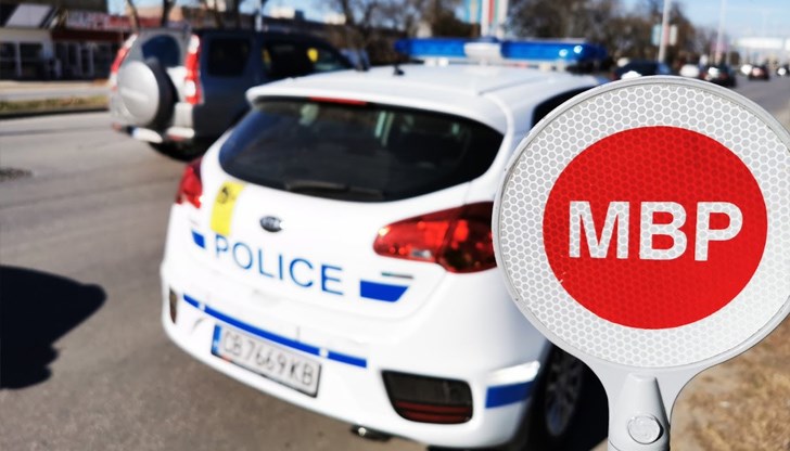 Трафикът се регулира от екип на "Пътна полиция"