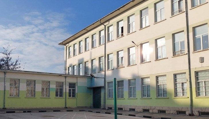 Част от учителите от ОУ "Иван Вазов" споделят, че са подложени на стрес от неспирни проверки на Регионалното управление на образованието (РУО) – Русе