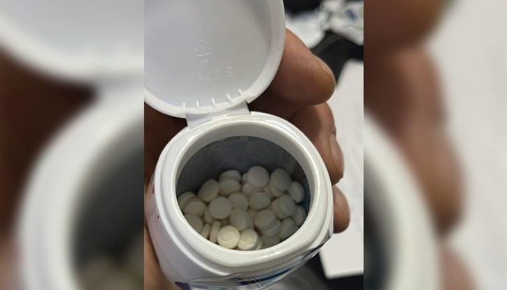 Открита била пластмасова кутия от дъвки със 182 хапчета амфетамин
