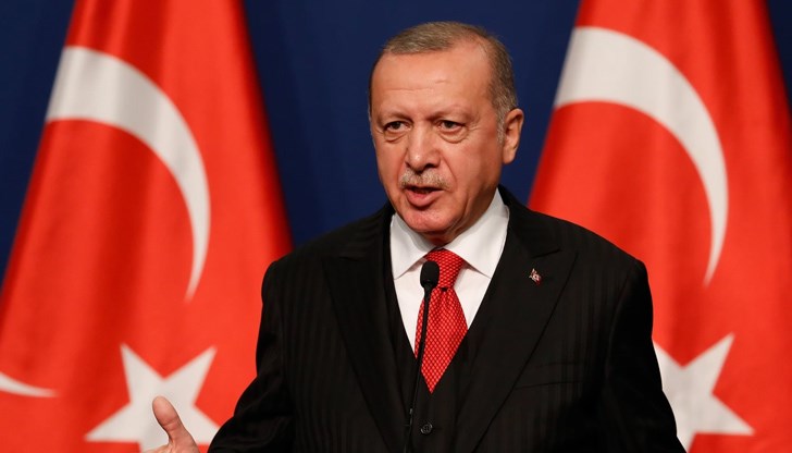 Заплатите на държавните служители и всички пенсии ще бъдат увеличени с 30 процента от 2023 година