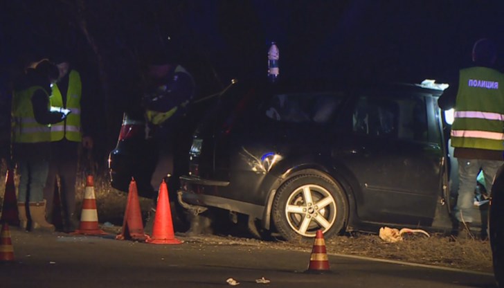 Двата автомобила се блъскат челно, при което излитат от пътя