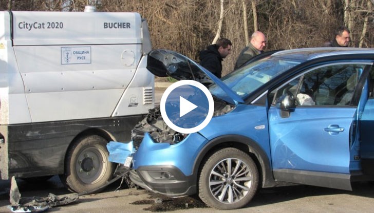 При удара лекият автомобил е запратил машината в тревната площ