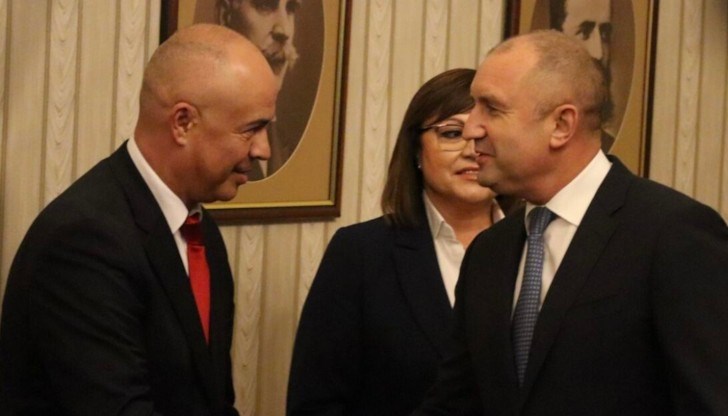 При тази процедура папката получава представител на парламентарната група, а не кандидат за премиер