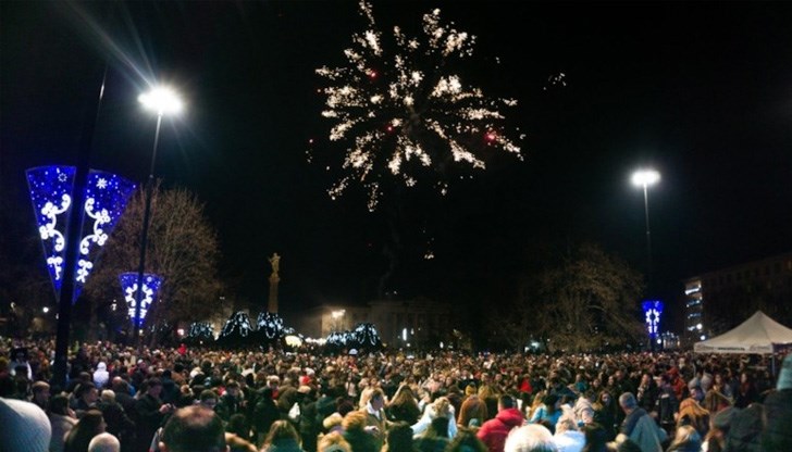 Минути преди полунощ на видеостена прозвуча и новогодишното слово на президента на Република България Румен Радев, последвано от пищна заря