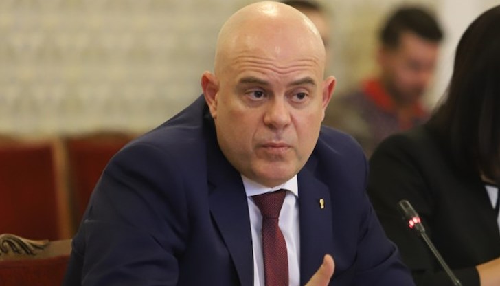 Крум Зарков: Законът трябва да се приеме от парламента, защото моментът е назрял и обществото не желае да се занимава повече с този въпрос Крум Зарков: Законът трябва да се приеме от парламента, защото моментът е назрял и обществото не желае да се занимава повече с този въпрос