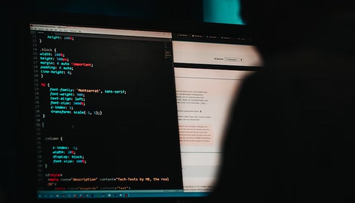 Споменават се имена на магистрати и полицаи, за да изглеждат автентични