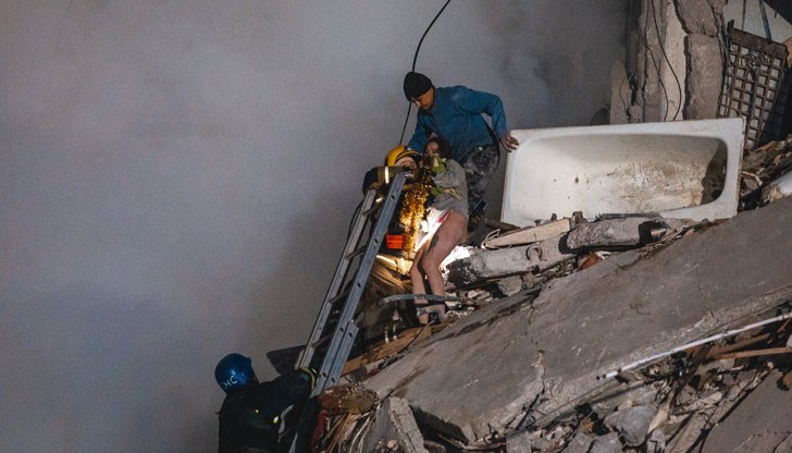 Момичето е загубило любимия си на фронта, а сега под развалините са останали и родителите ѝ, чиято съдба все още не е известна Момичето е загубило любимия си на фронта, а сега под развалините са останали и родителите ѝ, чиято съдба все още не е известна