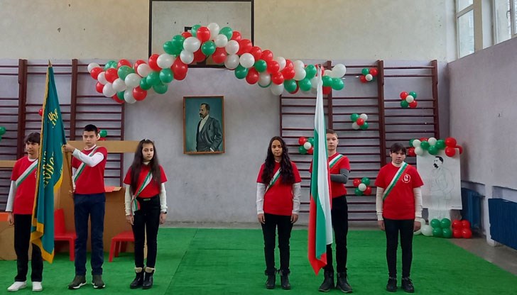 Тържеството бе открито с внасянето на българското знаме и знамето на училището от най-заслужили ученици от  VII клас