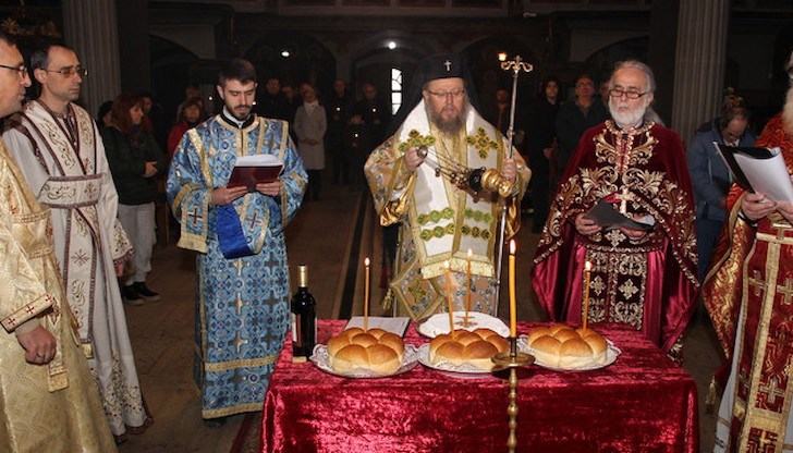 На владиката съслужиха архиерейският наместник отец Георги и разградски свещеници