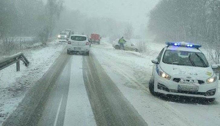 При понижение на температурите се очакват поледици в някои райони на страната При понижение на температурите се очакват поледици в някои райони на страната