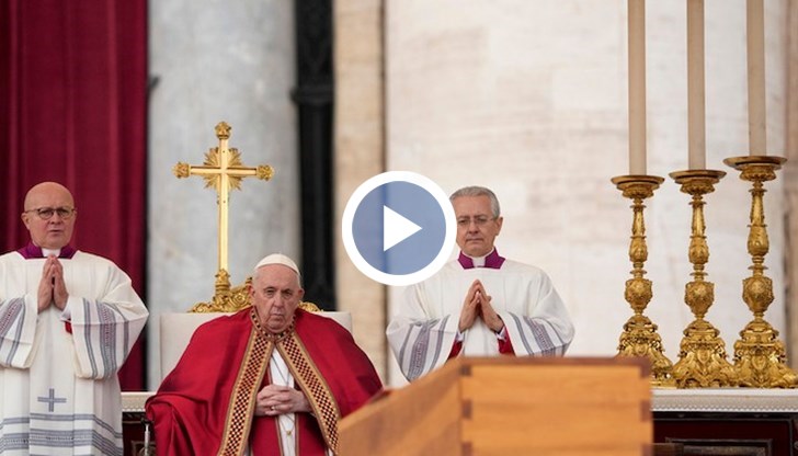 Церемонията се провежда на площад „Свети Петър”