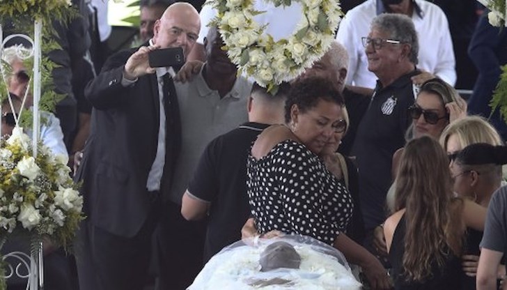 Джани Инфантино беше жестоко критикуван, след като си направи селфи на погребението на Пеле