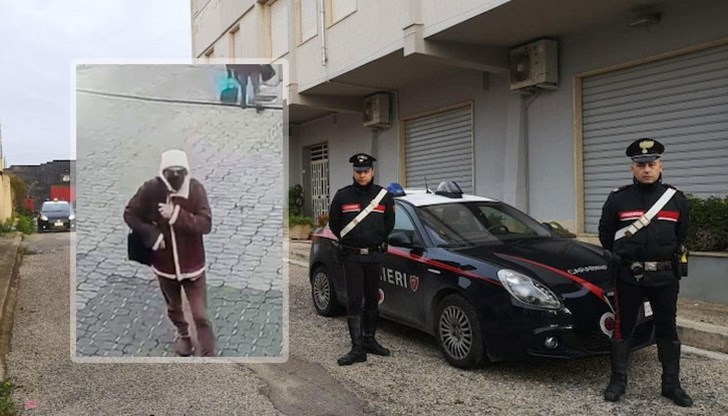 Следователите са открили бижута и маркови дрехи, но най-атрактивната находка е бил плакат