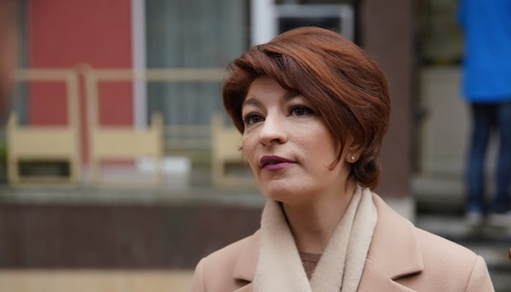 "С ДБ можем да водим разговори за подкрепа, ако те получат мандата", каза Атанасова