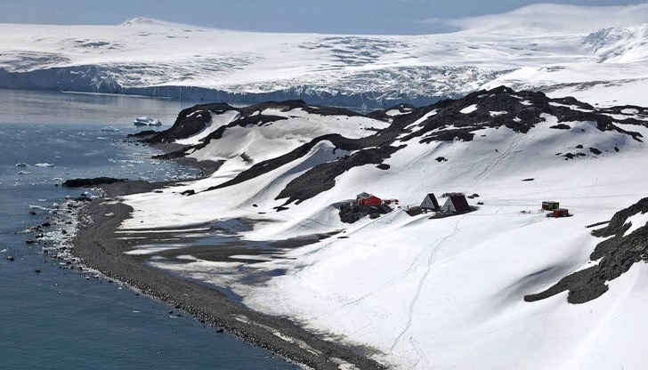 Българската база на остров Ливингстън носи името "Св. Климент Охридски" и е основана през 1988 година Българската база на остров Ливингстън носи името "Св. Климент Охридски" и е основана през 1988 година