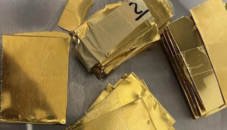 Освен злато в румънския гражданин е открита и недекларирана валута в размер на близо 250 хиляди евро