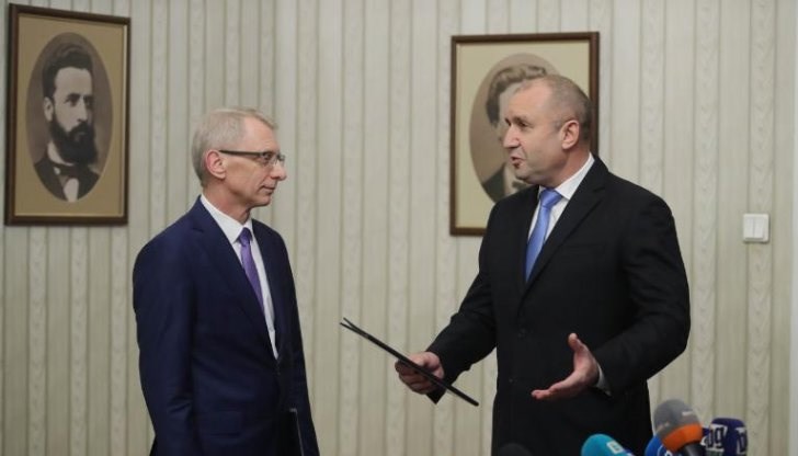 Акад. Денков прие проучвателния мандат за съставяне на правителство от президента Акад. Денков прие проучвателния мандат за съставяне на правителство от президента