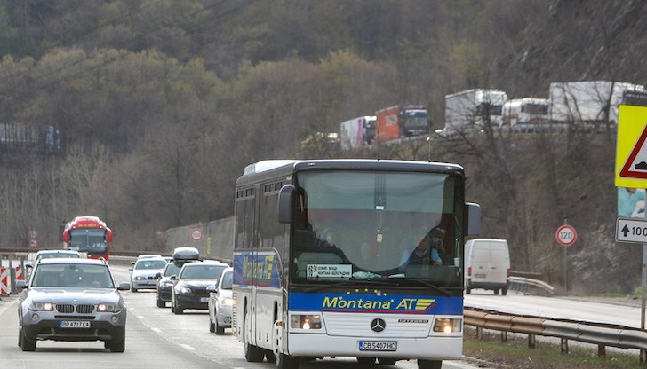 Ограничението на движението е заради почистване на пътната настилка и стените на тунел „Топли дол“ Ограничението на движението е заради почистване на пътната настилка и стените на тунел „Топли дол“
