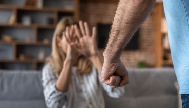 Жената е бита с крака и ръце