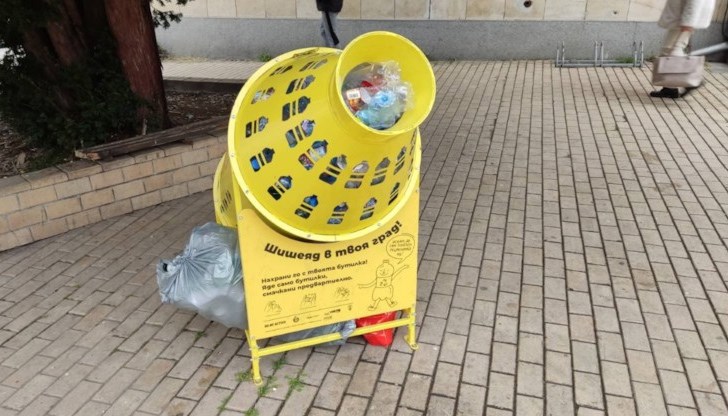 Съдът за бутилки постоянно е препълнен и няма кой да го обслужва
