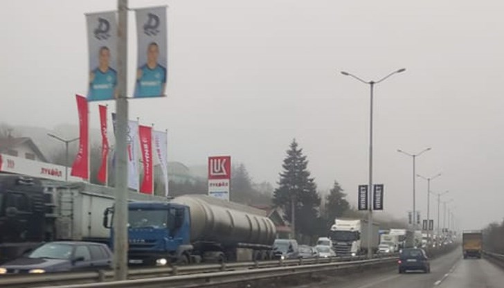 Трафикът е интензивен на изход за товарни автомобили Трафикът е интензивен на изход за товарни автомобили