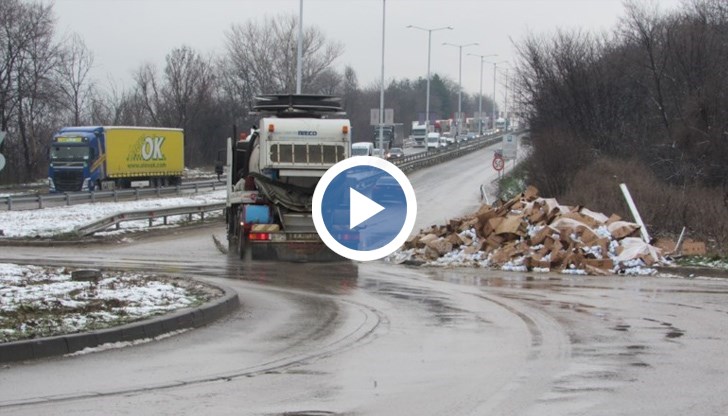 Част от разпиления товар на тира все още стои край пътното платно