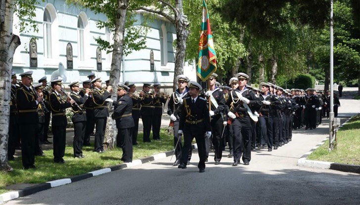 Учебното заведение предлага 12 цивилни специалности, както и седем специализации за курсанти Учебното заведение предлага 12 цивилни специалности, както и седем специализации за курсанти