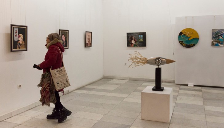 Екипът на галерията подготвя книга-албум „Щрихи от историята на галерията“