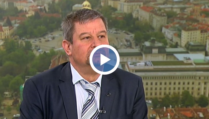 Оставаме в протестна готовност, ако не бъдат отпуснати повече пари за образование, подчерта Юлиан Петров от КТ "Подкрепа"