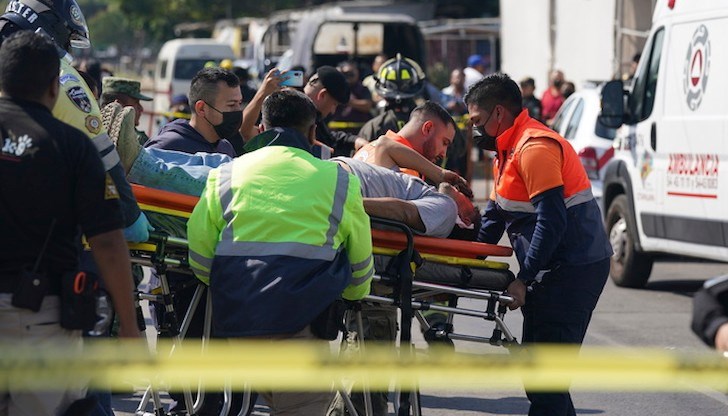 Най-малко един човек е загинал и 16 са ранени