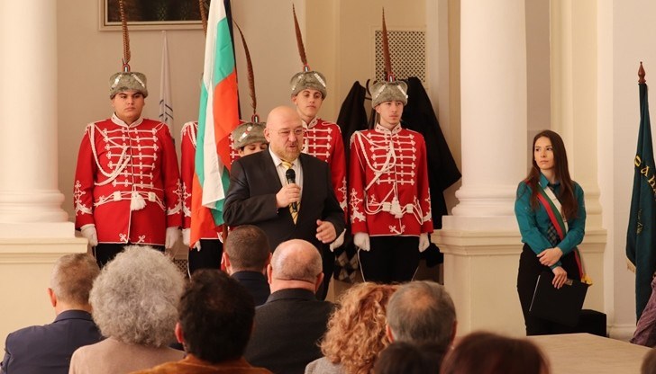 В тържествената програма участваха децата от 13-и гвардейски ученически отряд в крайдунавския град В тържествената програма участваха децата от 13-и гвардейски ученически отряд в крайдунавския град