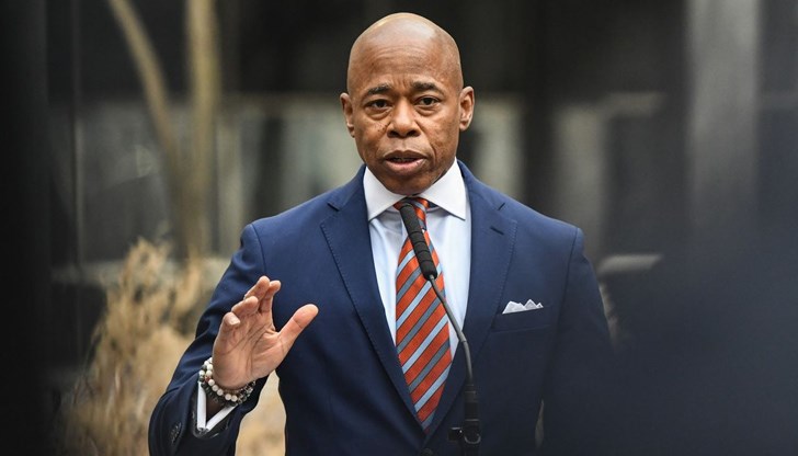 Ерик Адамс призова федералното правителство да засили координацията за справяне с тази "национална извънредна ситуация" Ерик Адамс призова федералното правителство да засили координацията за справяне с тази "национална извънредна ситуация"