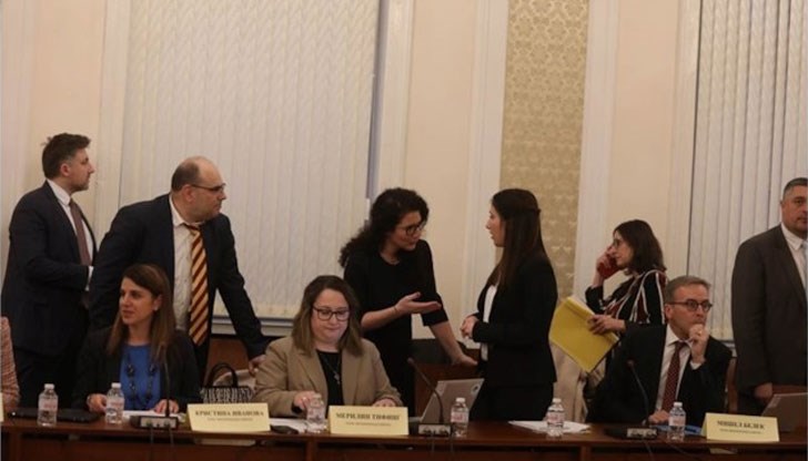 Представители на компанията долетяха от Канада за изслушване в парламента, но депутатите се разпуснаха след първите два въпроса