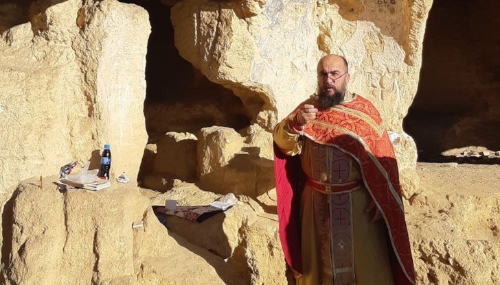 Желаещите да присъстват на литургията се събират на паркинга под църквата „Света Богородица“ при Ивановските църкви в 8:30 часа Желаещите да присъстват на литургията се събират на паркинга под църквата „Света Богородица“ при Ивановските църкви в 8:30 часа