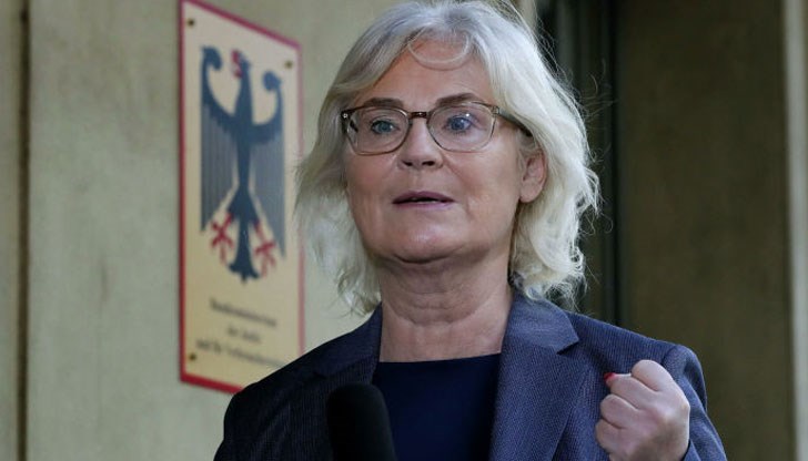 Кристине Ламбрехт си навлече критики не само от опозиционни консерватори, но и от военни експерти и граждани. Кристине Ламбрехт си навлече критики не само от опозиционни консерватори, но и от военни експерти и граждани.