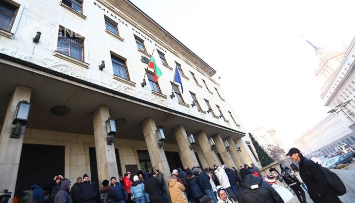 Част от чакащите хора за възпоменателната монета на БНБ с лика на Христо Ботев ще я запазят за себе си