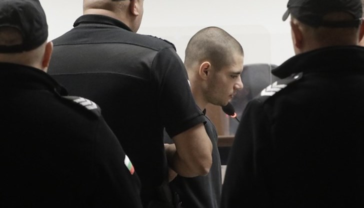 Сега Михайлов е обвинен за това, че се е заканил с убийство на мъж и го е удрял в главата с твърд предмет
