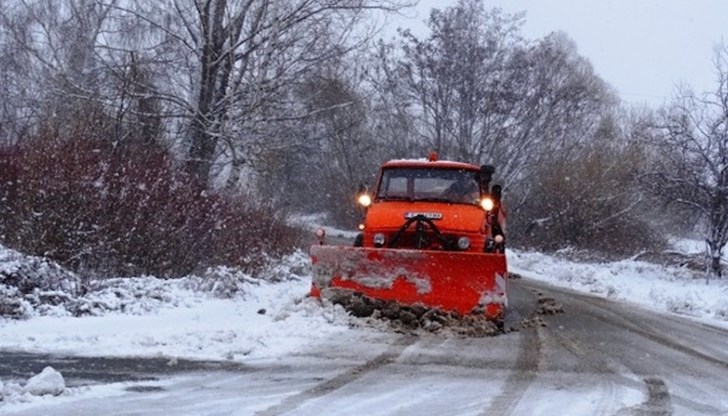 20 снегопочистващи машини почистват пътните настилки в Русенско