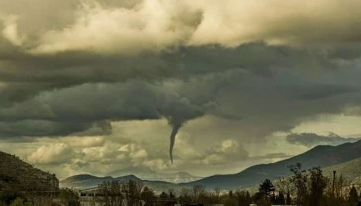 Стихията причини сериозни щети в област Парамития