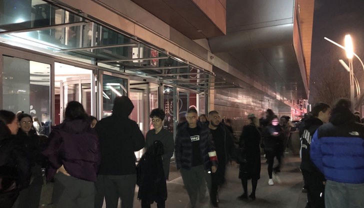 Стотици клиенти на търговския комплекс не успяха да вземат автомобилите си от паркингите и изчакват навън сигналът да бъде проверен