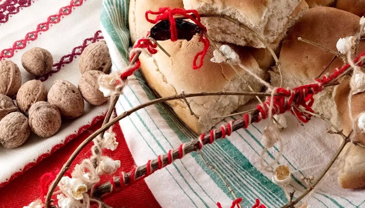 На 1 януари сурвакари внасят в домовете ни пожелания за здраве и берекет На 1 януари сурвакари внасят в домовете ни пожелания за здраве и берекет