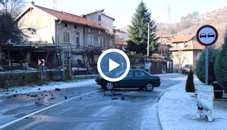 Причина за пътният инцидент е навлизане в насрещната лента в завой и хлъзгав път