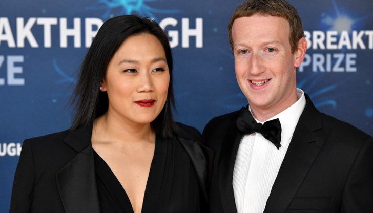 Основателят на Facebook качи снимка с жена си