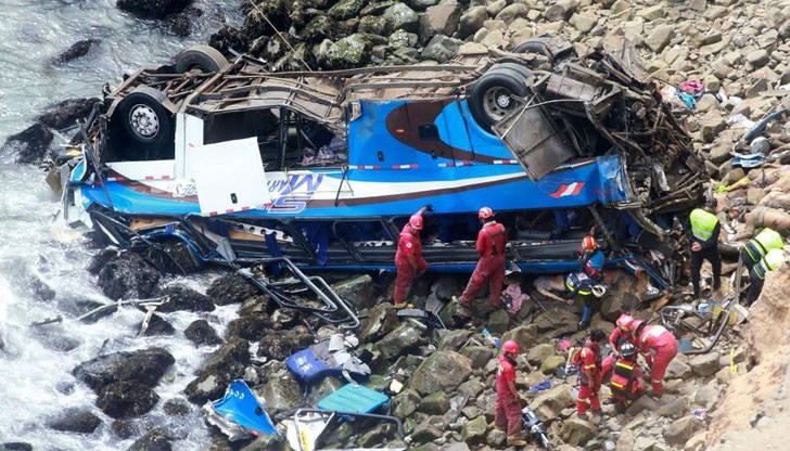 Няколко пътници са изхвърчали от превозното средство, а други са били затиснати в него Няколко пътници са изхвърчали от превозното средство, а други са били затиснати в него