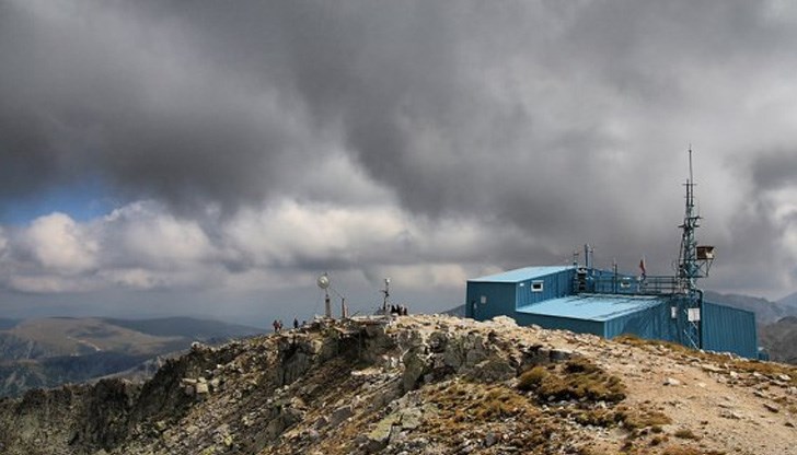 По непотвърдена информация пострадалият е с два счупени крака