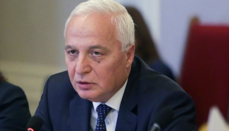 Десислава Атанасова изтъкна като причина за освобождаването на Цветан Цветков изтеклия му мандат Десислава Атанасова изтъкна като причина за освобождаването на Цветан Цветков изтеклия му мандат