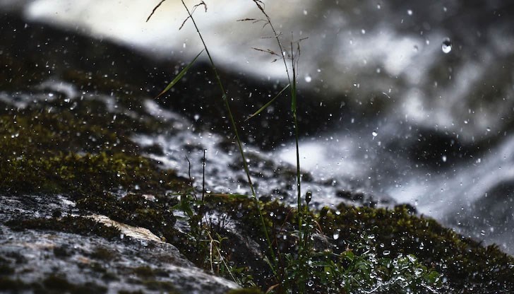 Следобед валежите над цялата страната постепенно ще спират Следобед валежите над цялата страната постепенно ще спират