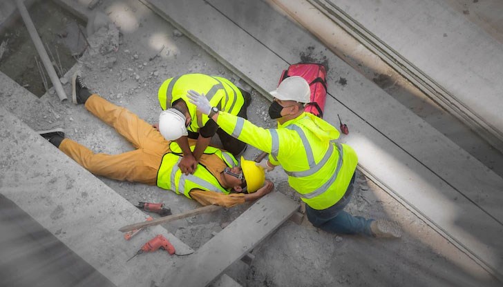 Работникът е полетял от скеле на 14 метра от земята