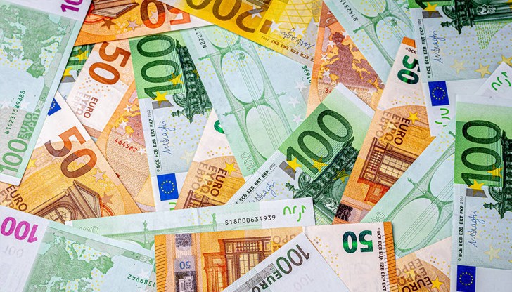 Таксата за обмяна в евро да важи в предвидения първоначален шестмесечен период след замяната на лев с евро искат от Асоциацията на банките в България