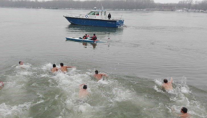 Хвърлят кръста във водите на Дунав